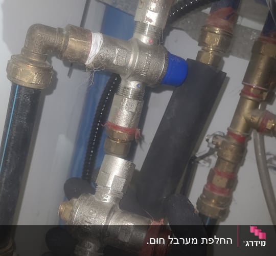 חיבורים וצינורות במערכת חימום מים